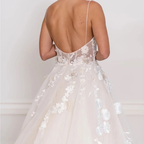 Liz Martinez SS 2023 Maria Wedding dress. A line Silk organza with 3D appliqué. - Picture 5 of 11